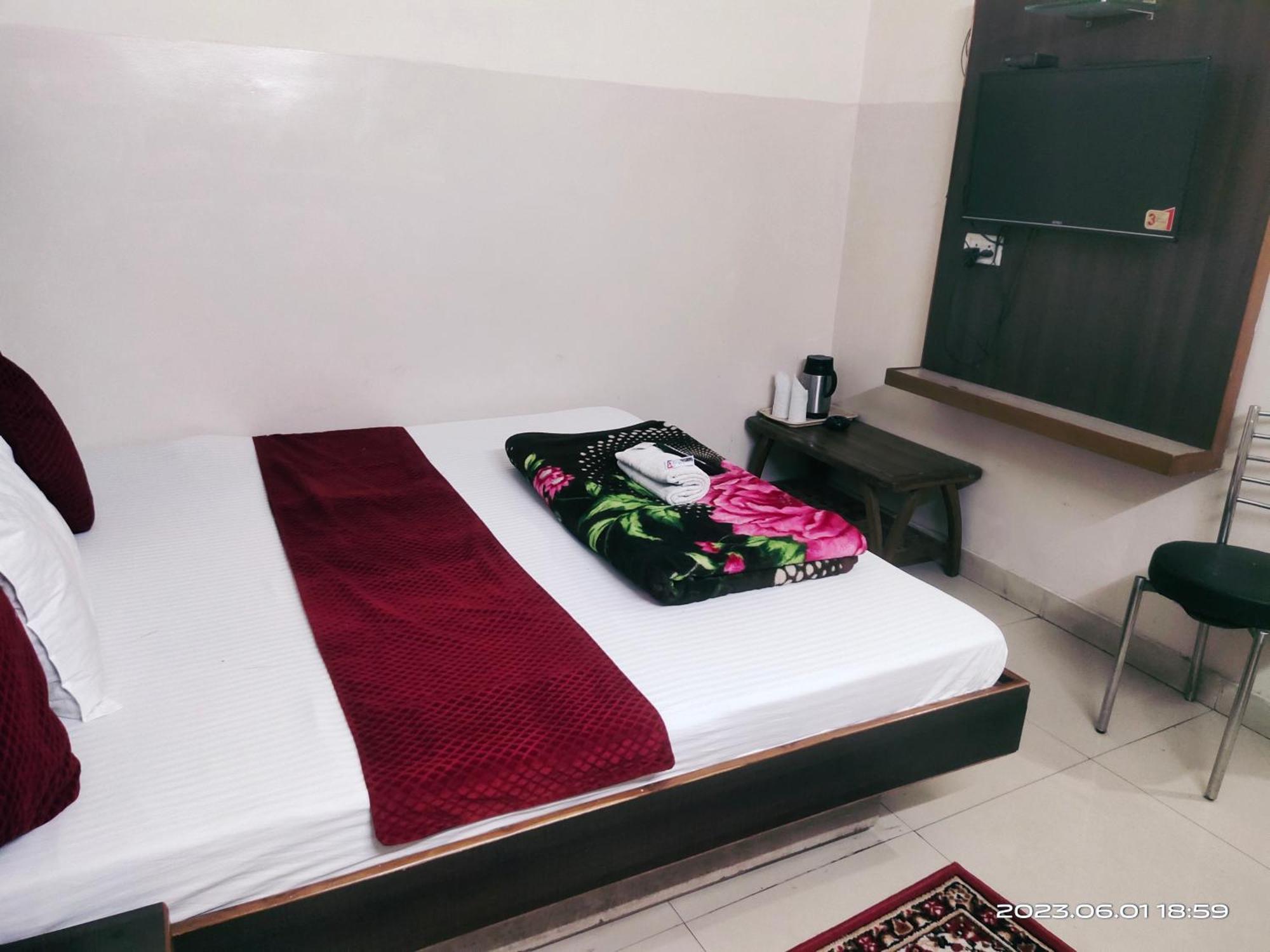Hotel Diamond Yeni Delhi Dış mekan fotoğraf